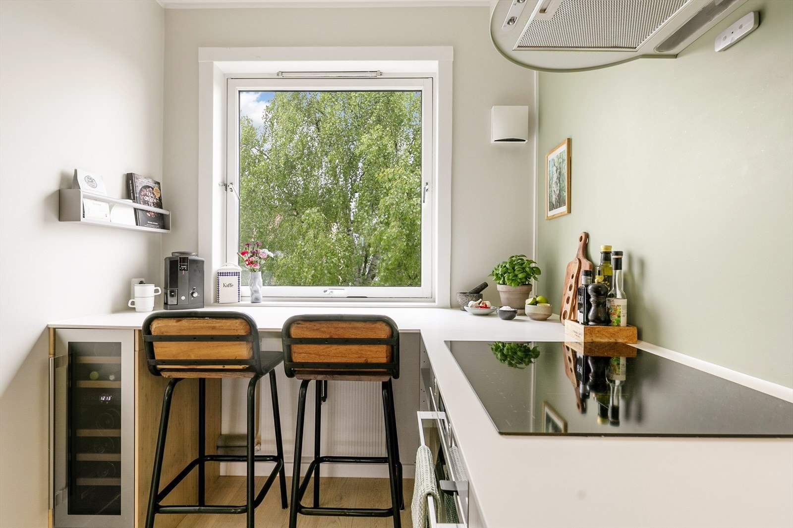 Det er en praktisk spiseplass ved vinduet - perfekt for en travel hverdag. Galleribilde