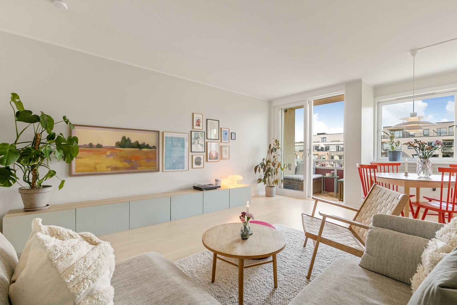 Alle vegger ble helsparklet og malt, samt ny parkett ble lagt i 2021. Stuen oppleves romslig med god plass til sofagruppe, bord, TV-benk og spisebord. Galleribilde