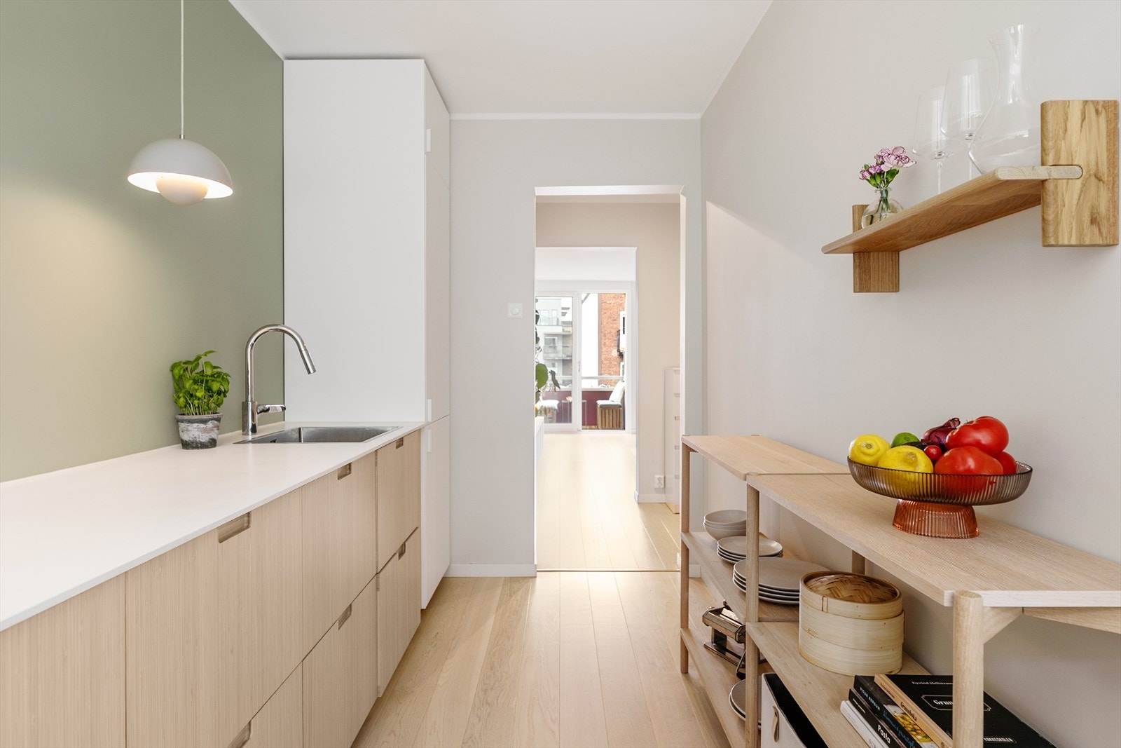 Kjøkkenet har en benkeplate av kompaktlaminat fra Oslo Plateskredderi. Her vil enhver kokk stortrives! Galleribilde