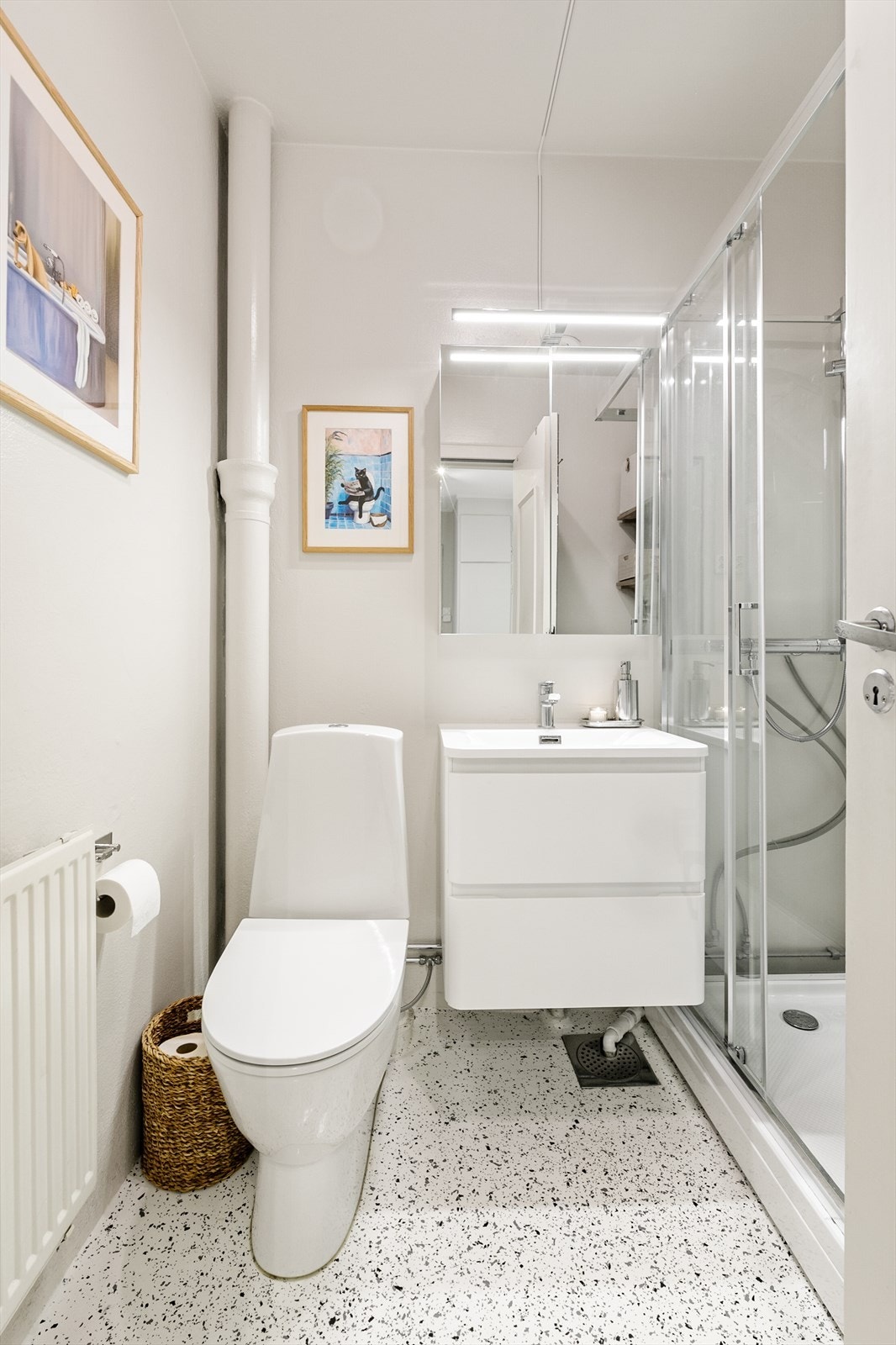 Badet ble overflateoppusset i 2022 med epoxy gulv og malt vegger, samt nytt sanitærutstyr og belysning. Galleribilde