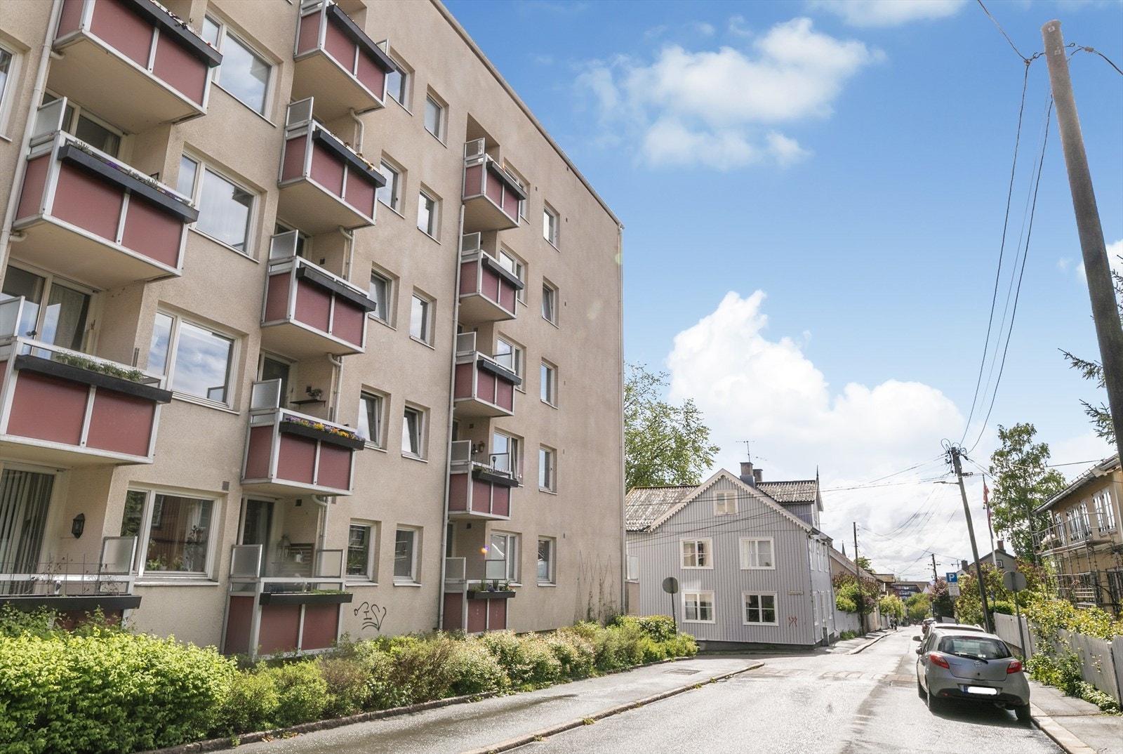 Leiligheten ligger sentralt til i en rolig gate. Heisadkomst til 5. etg. Galleribilde