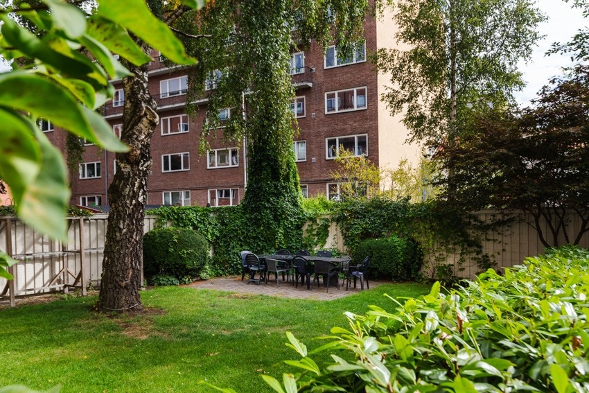 Herlig, grønn bakgård for alle beboere. Galleribilde