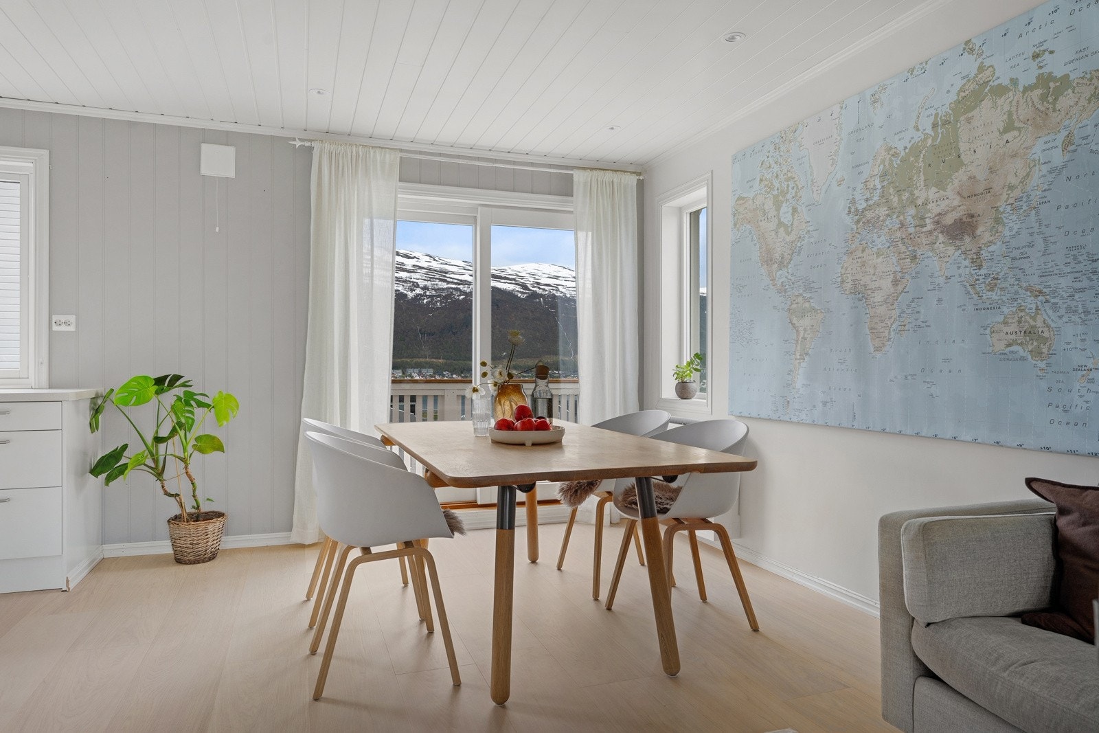Her er det god plass til langbord, hvor man kan samles til middager med venner og familie. Galleribilde