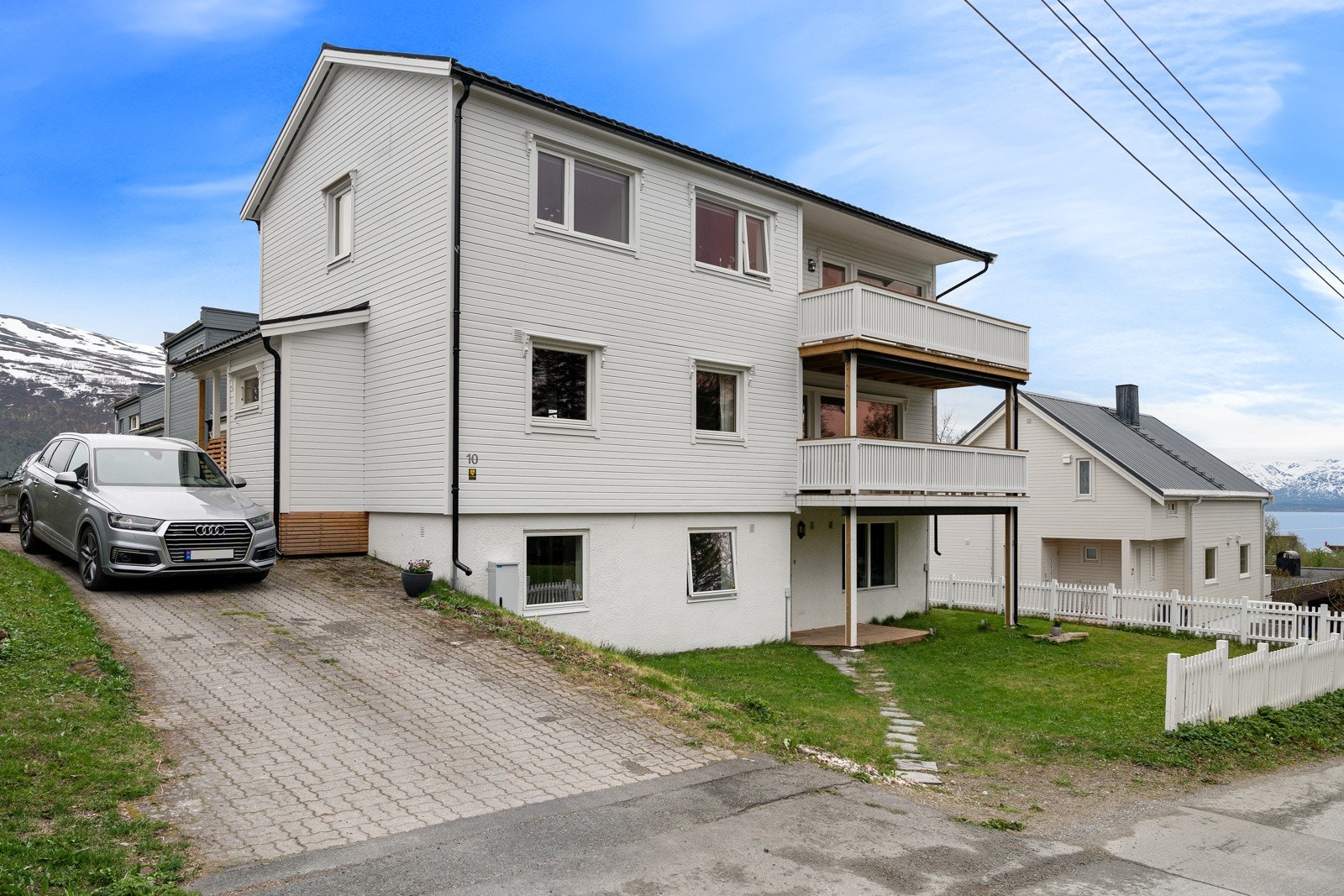 Det er parkering i garasje og steinbelagt innkjørsel/gårdsplass. Galleribilde