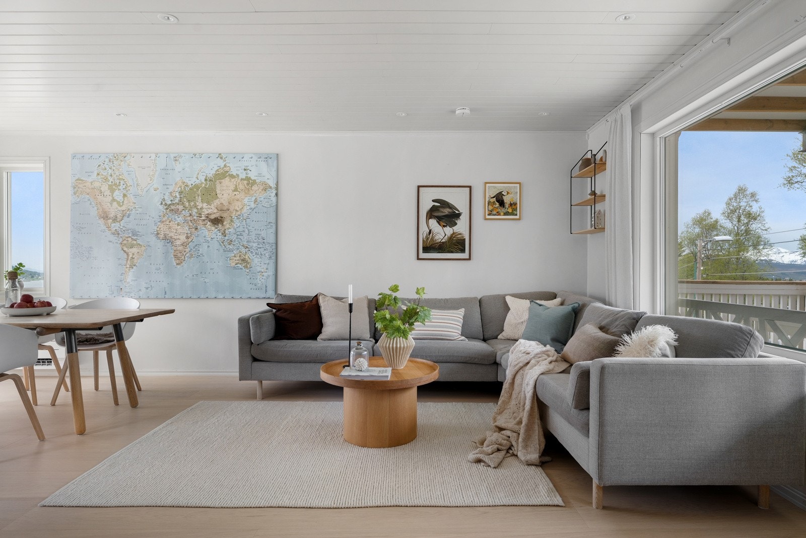 Stuen har store vindusflater i tre himmelretninger, som gir gode lysforhold Galleribilde