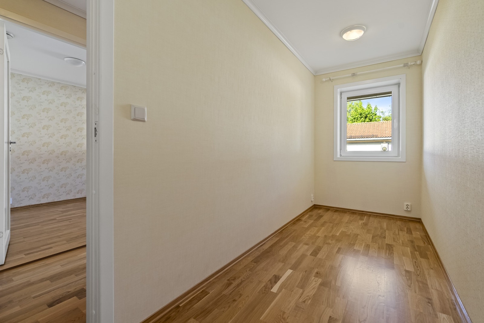 Begge soverommene har parkett på gulv og vinduer som vender ut mot rolige fellesarealer. Galleribilde