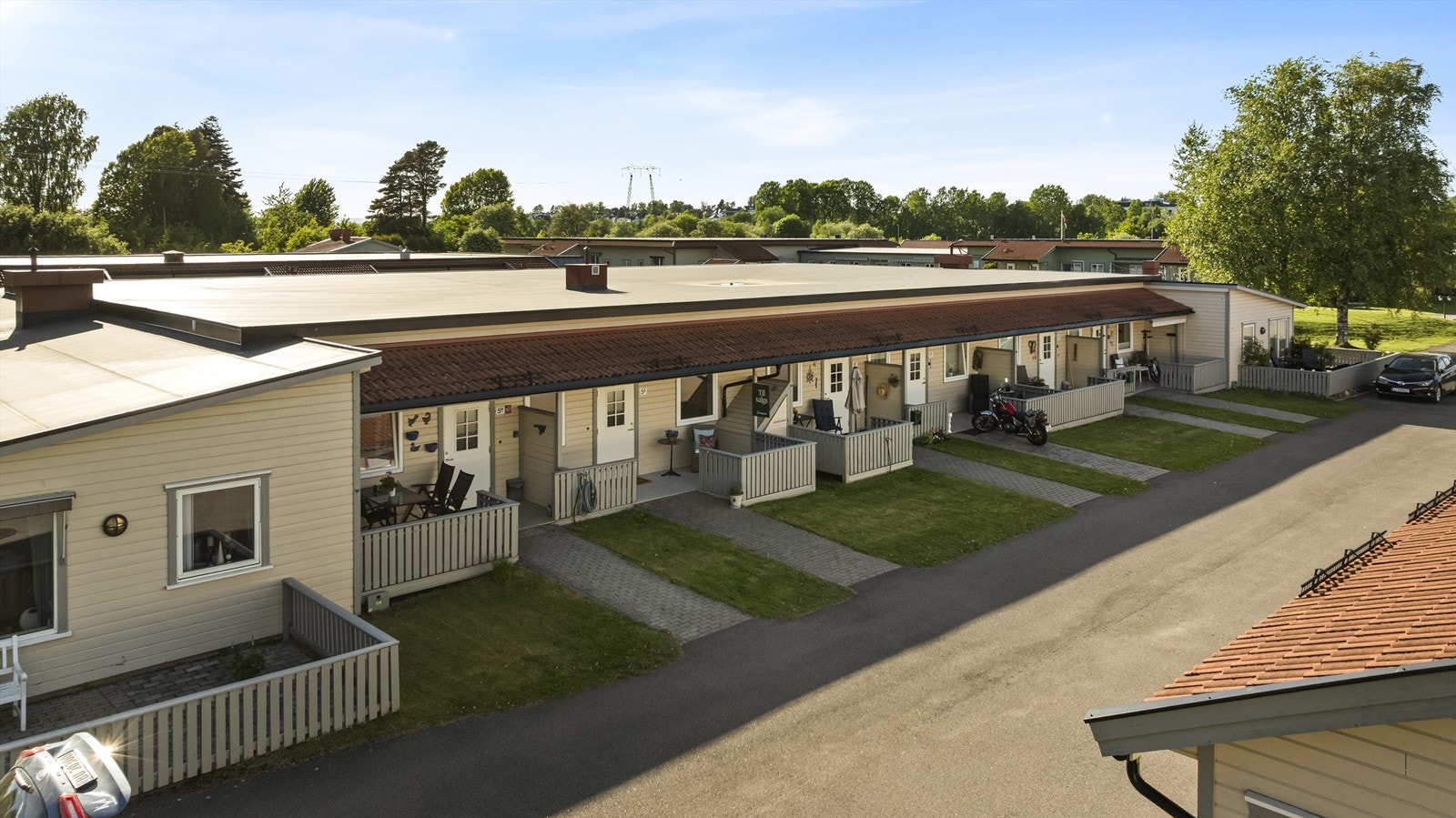 Oversikt over det rolige og etablerte boligområdet. Galleribilde