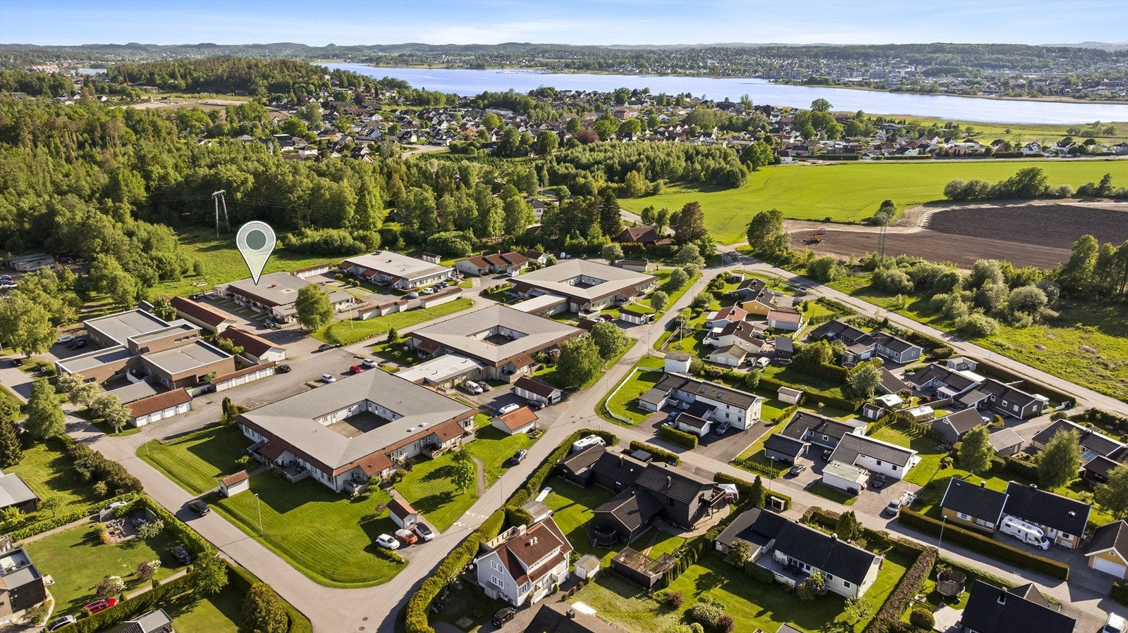 Boligen har en fin plassering i et rolig og tilbaketrukket nabolag. Galleribilde