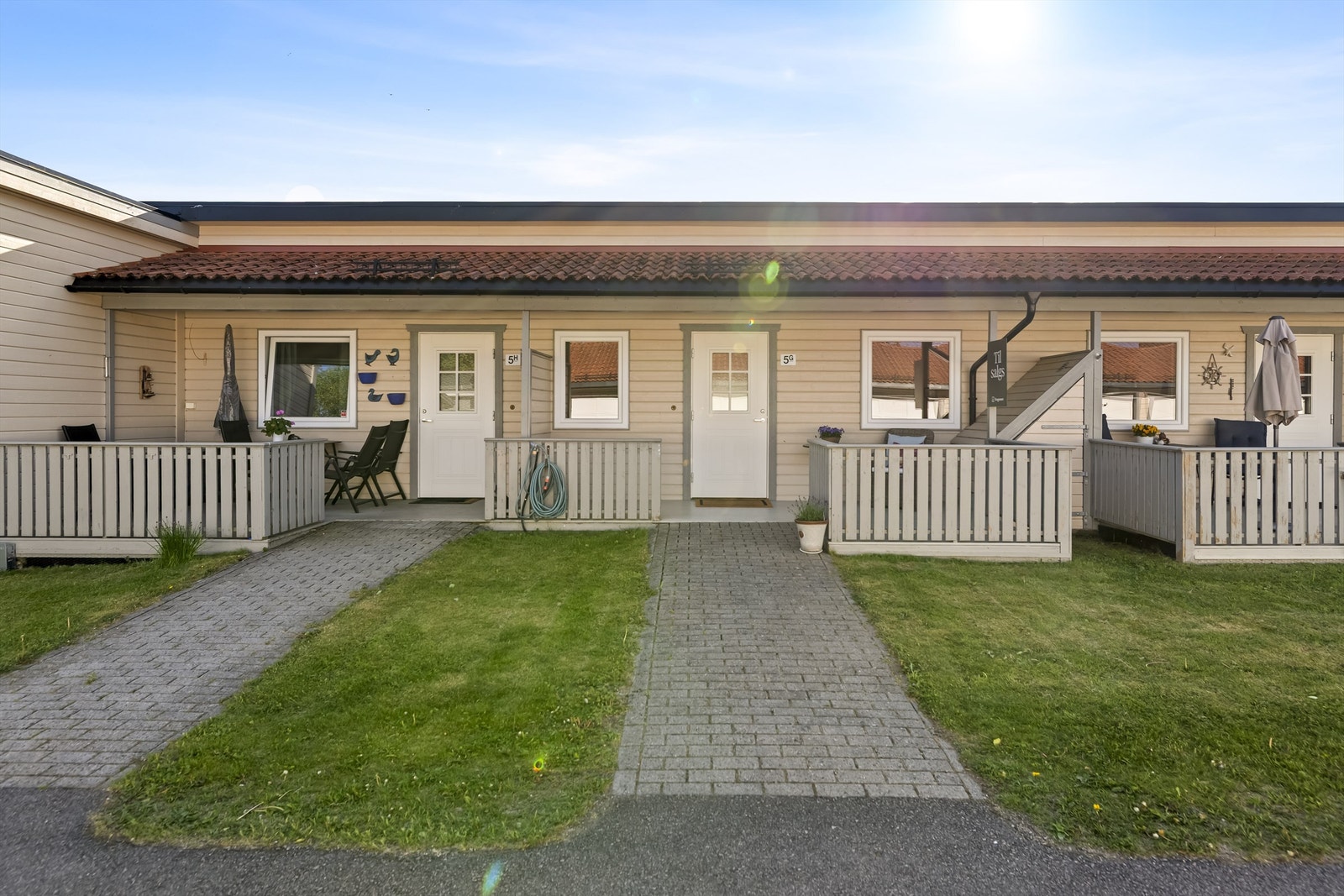 Hver leilighet har sin egen private inngangssone med overbygd uteplass. Galleribilde