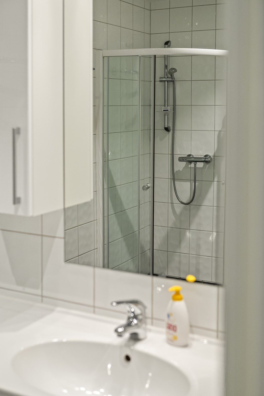 Badet er fra byggeåret 2010 og har en tidløs utforming. Galleribilde