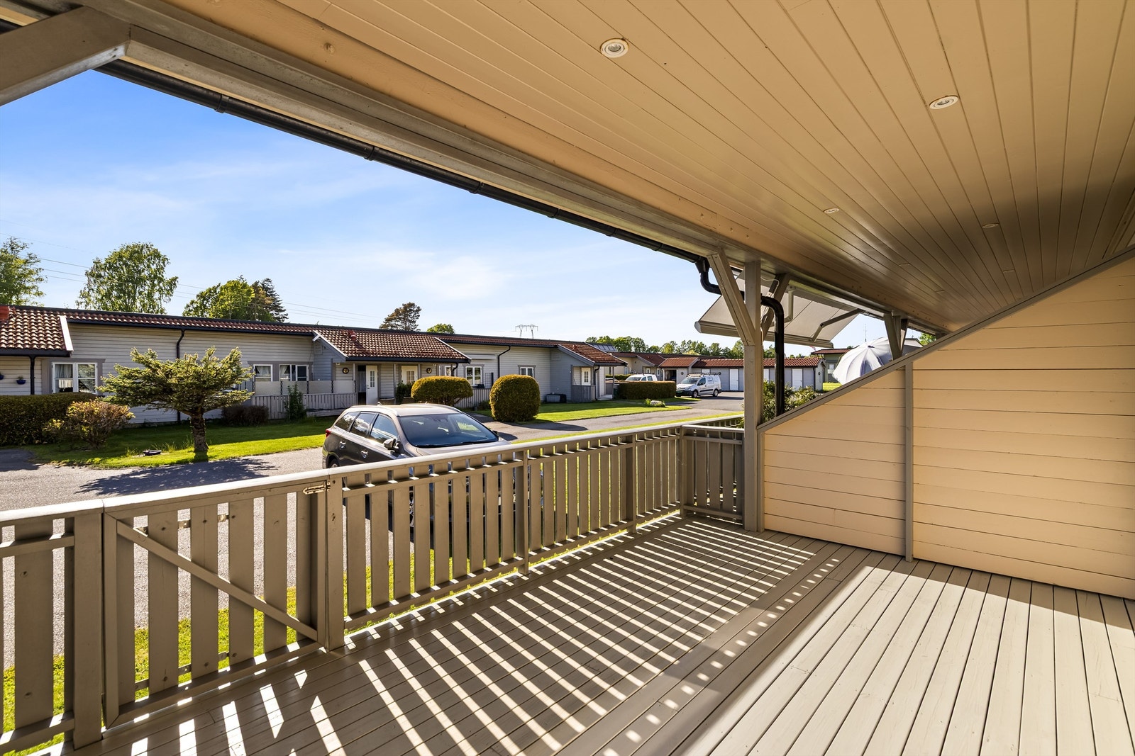 Den overbygde terrassen er et lunt og skjermet uterom. Vestvendt terrasse med sen kveldssol. Galleribilde