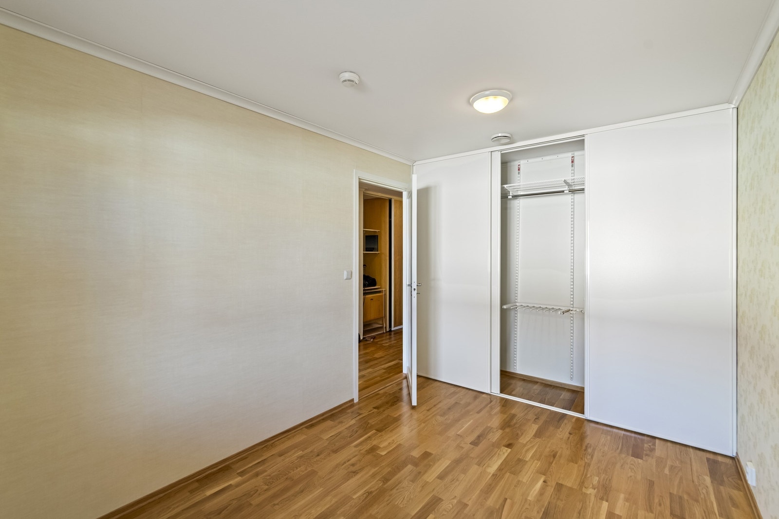 Soverommet er utstyrt med en romslig skyvedørsgarderobe med Elfa innredning. Galleribilde