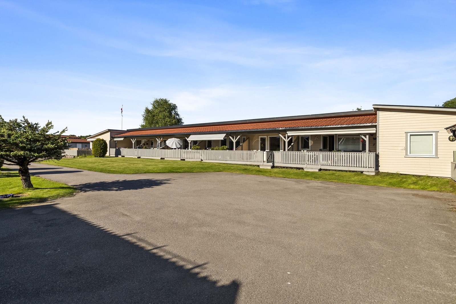 Sameiet er veldrevet, og fellesutgiftene inkluderer TV, internett og vaktmestertjenester som gressklipping og snørydding. Galleribilde