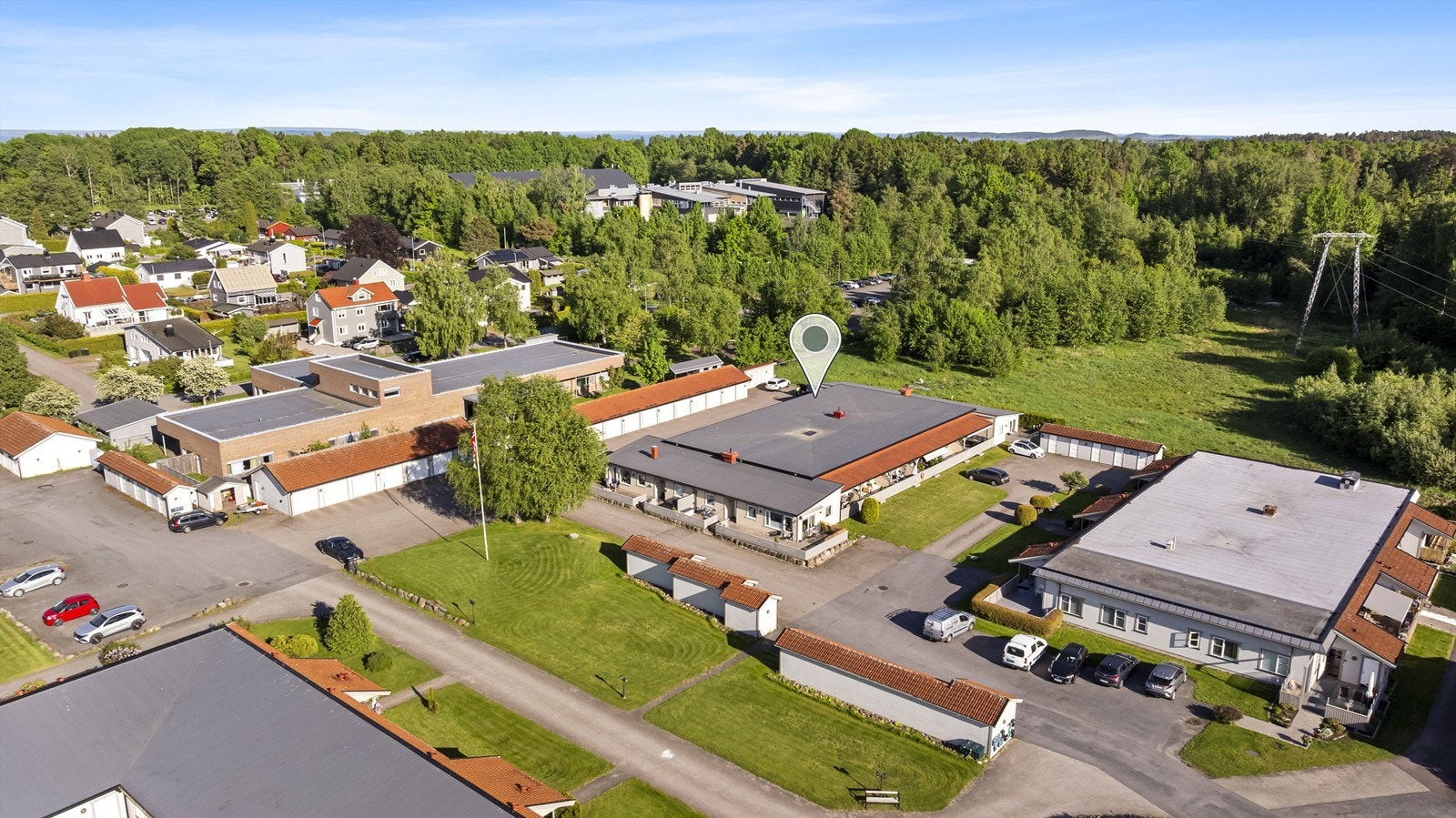 Det er felles ladeboks for elbil på området, ca. 50 meter fra leiligheten. Galleribilde