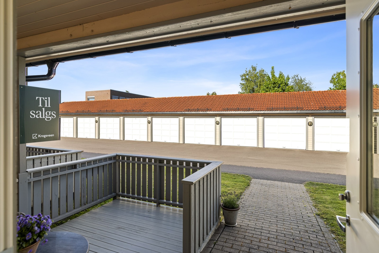 Til leiligheten hører en egen garasjeplass i felles rekke, samt en ekstern bod. Galleribilde