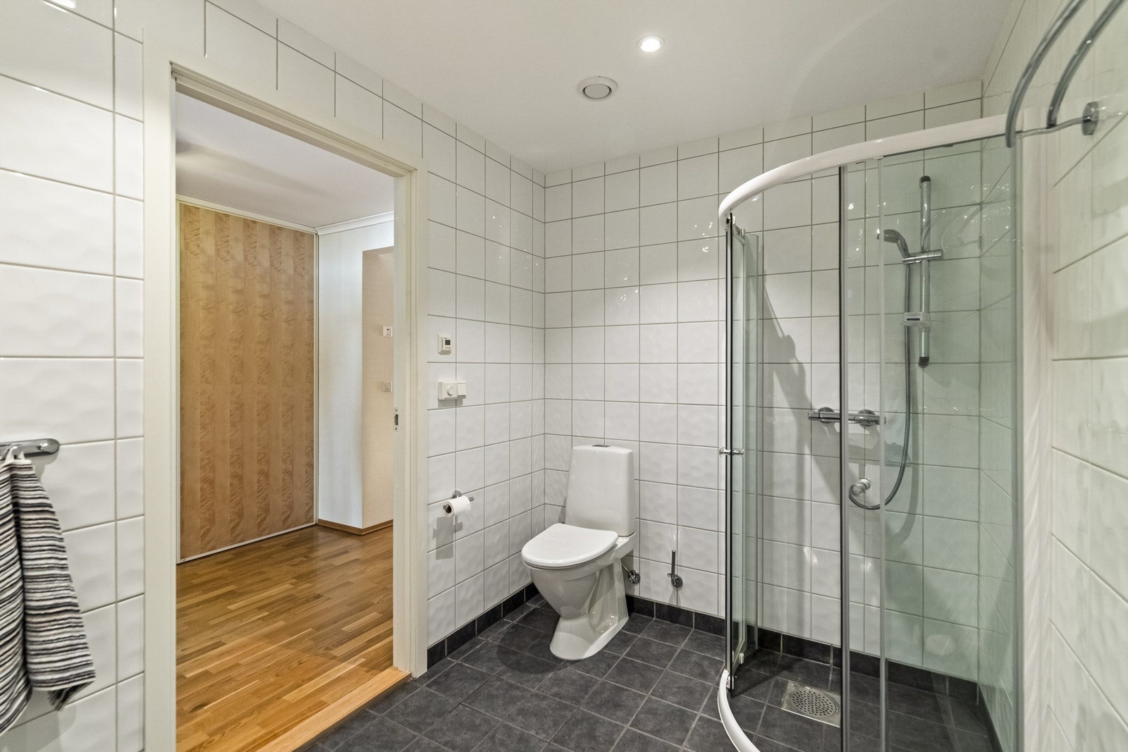Badet har opplegg for vaskemaskin og er utstyrt med avtrekksventil for balansert ventilasjon. Galleribilde