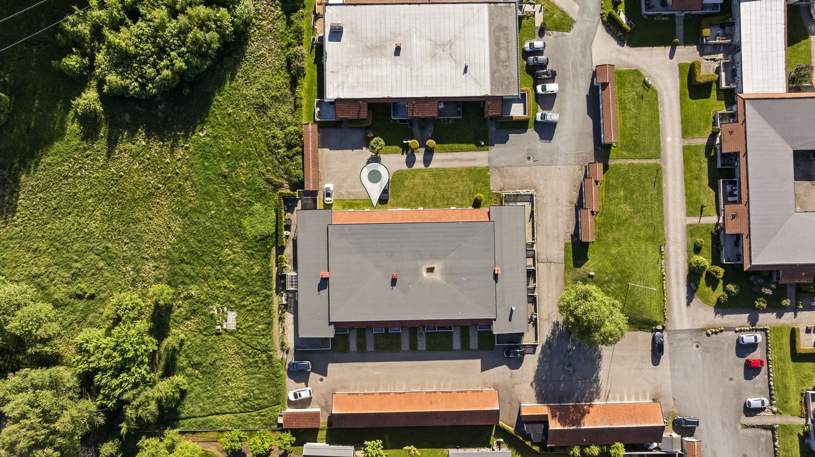 Sameiet har en ryddig og oversiktlig utforming med asfalterte internveier og grøntarealer. Galleribilde
