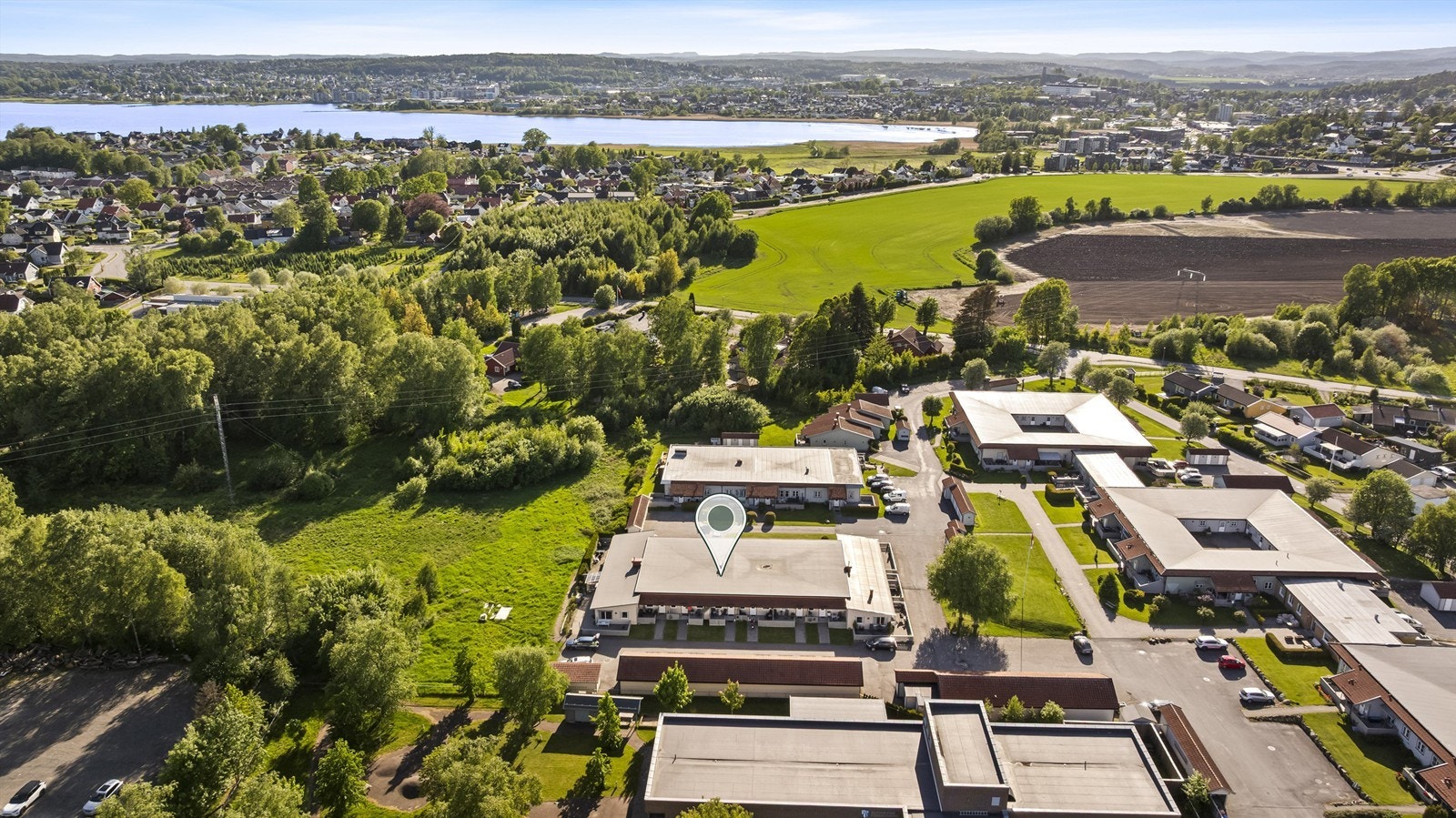Beliggenheten er sjønær, med få minutters kjøring til populære Ringshaugstranden og Vallø småbåthavn. Galleribilde