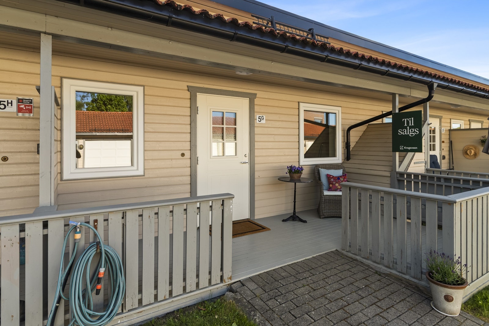 Inngangspartiet er overbygd og har plass til en liten sittegruppe. Galleribilde