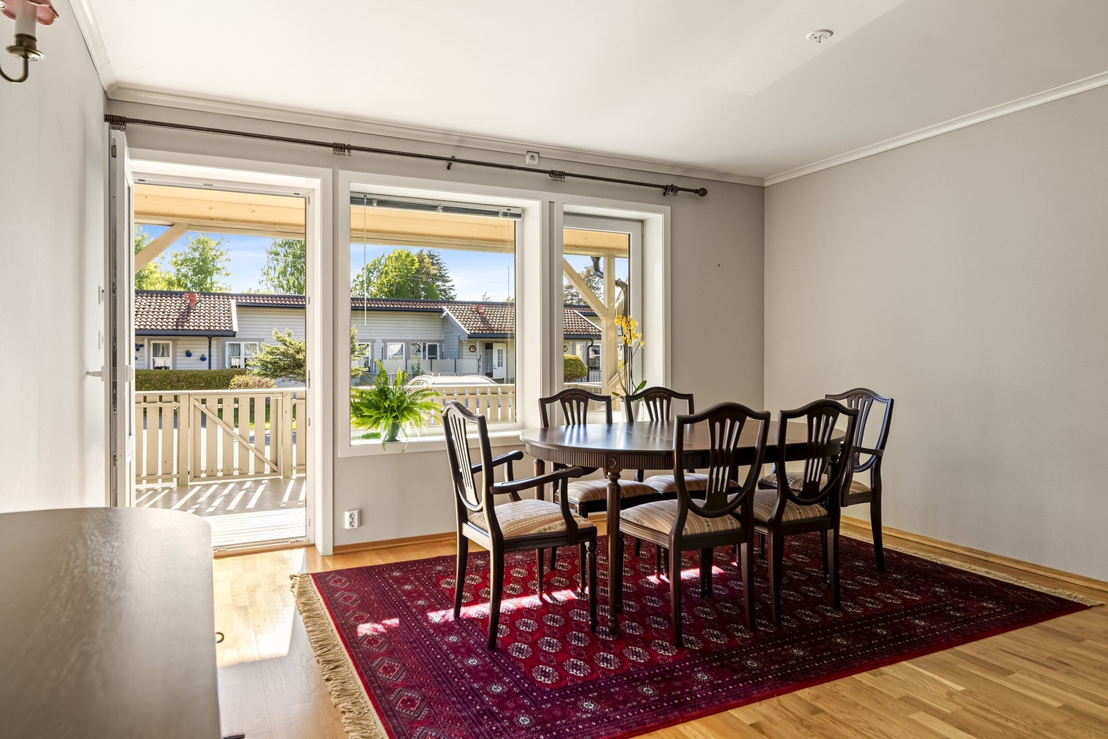 Spisestuedelen har plass til et stort spisebord, perfekt for sosiale sammenkomster. Galleribilde