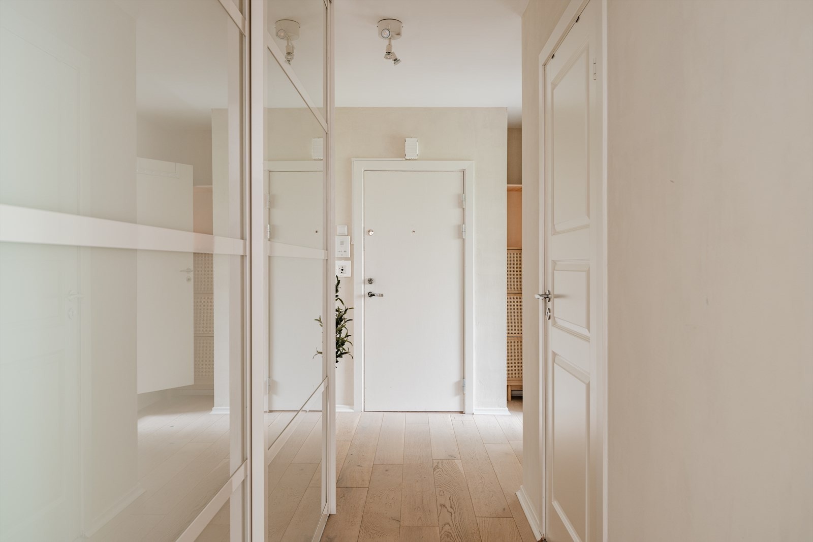 Entreén har en god størrelse med adkomst til boligens øvrige rom. Det er skyvedørsgarderobe til oppbevaring av yttertøy og sko Galleribilde
