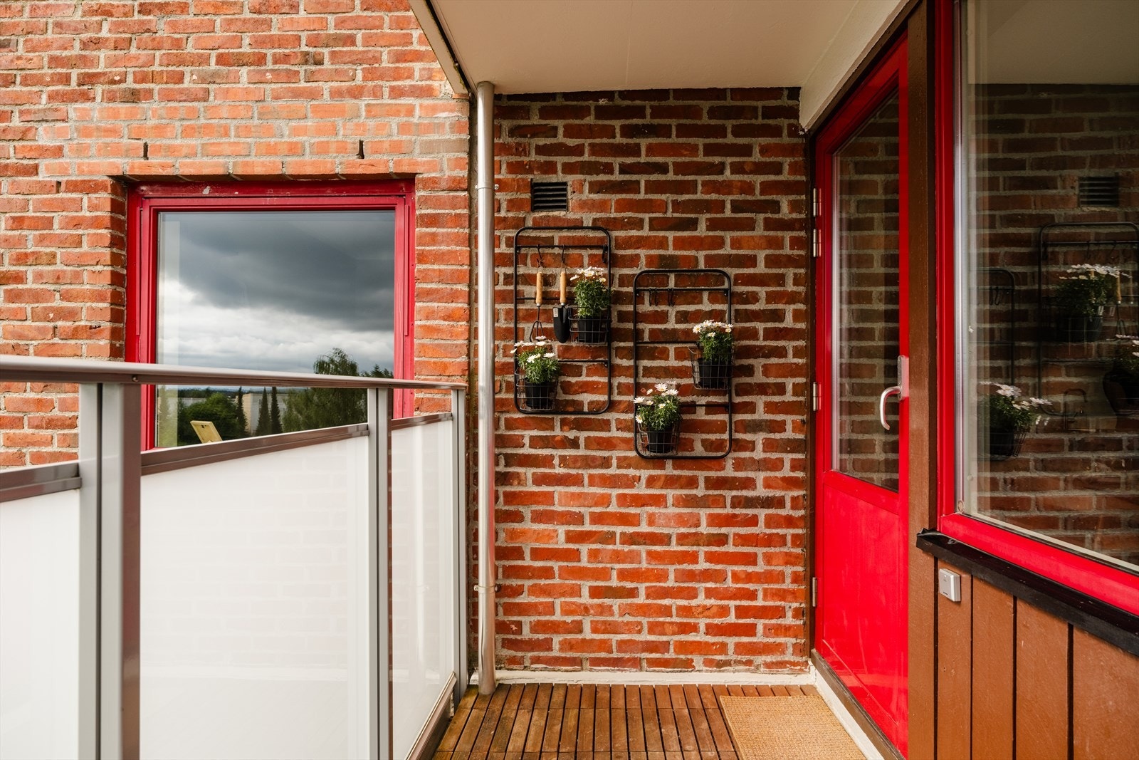 Fra stuen er det direkte adkomst til boligens balkong Galleribilde