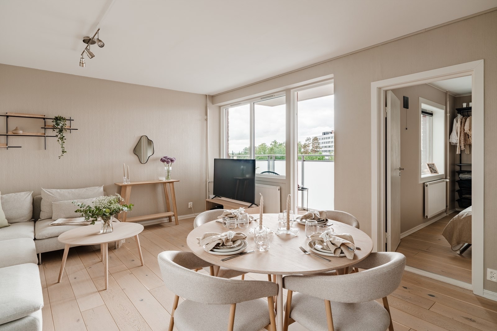 Stuen er lys og innbydende med gode møbleringsmuligheter - det er fint plass til å innrede med både sofa, salongbord og medie-møblement Galleribilde