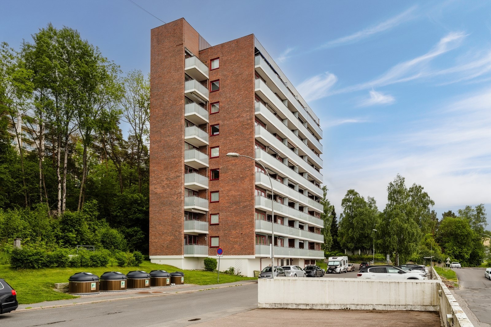 Det er gratis parkering utenfor blokkene. Det er garasjer og parkeringsplasser til utleie i Stallerudåsen Garasjer og parkeringsplasser Galleribilde