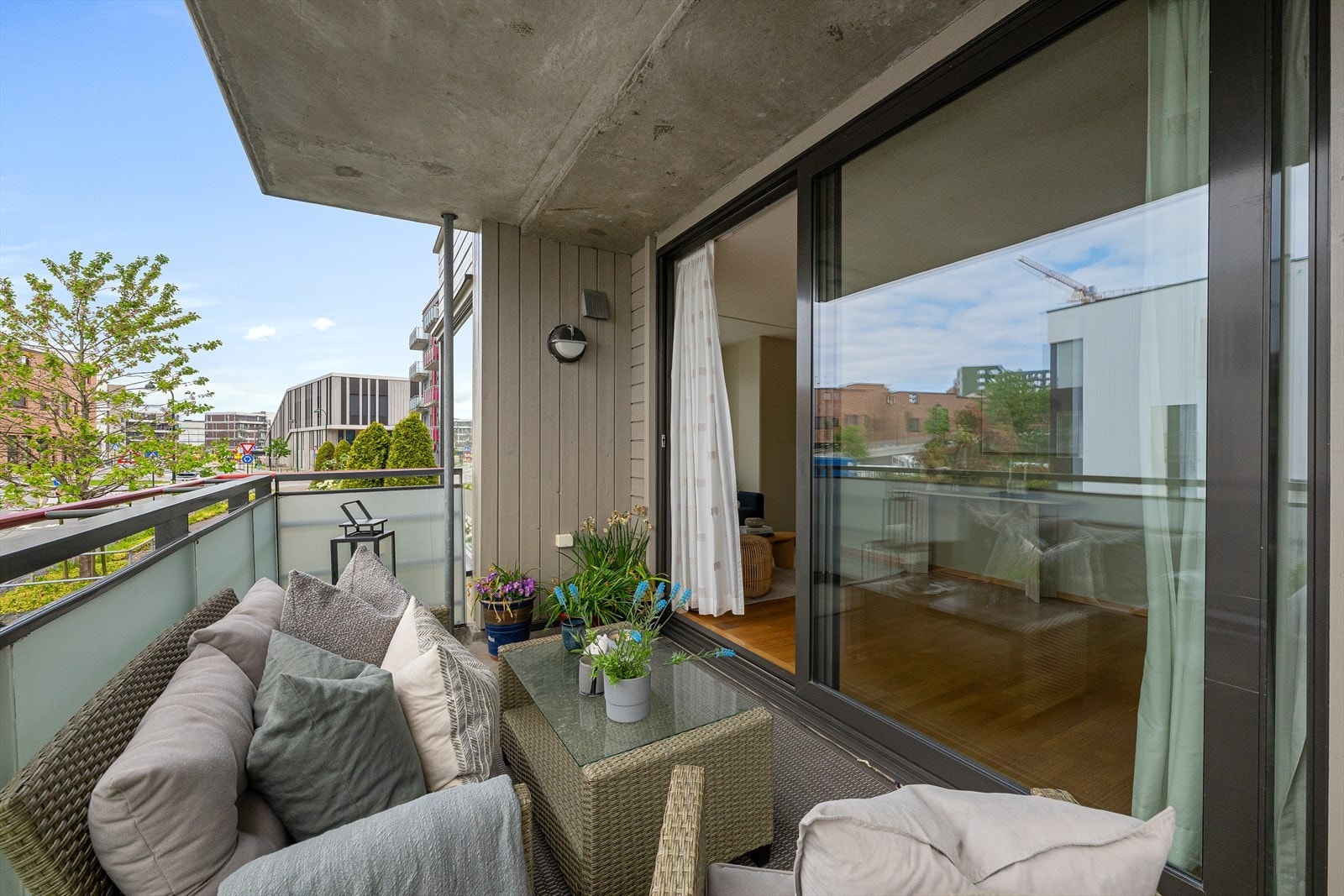 Balkongen er en fin forlengelse av stuen. Galleribilde