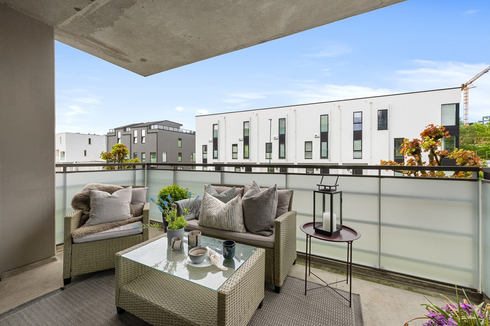 Fra stuen er det utgang til en romslig balkong på cirka 8 m² med plass til en god sittegruppe. Galleribilde