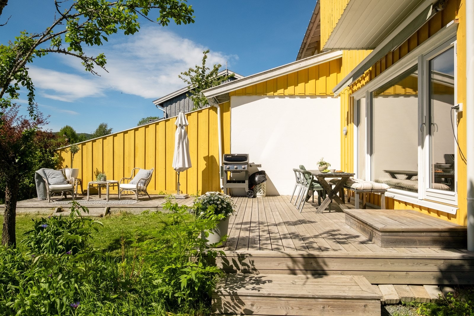 Stor markterrasse med god plass til div. møbler og grill. Galleribilde