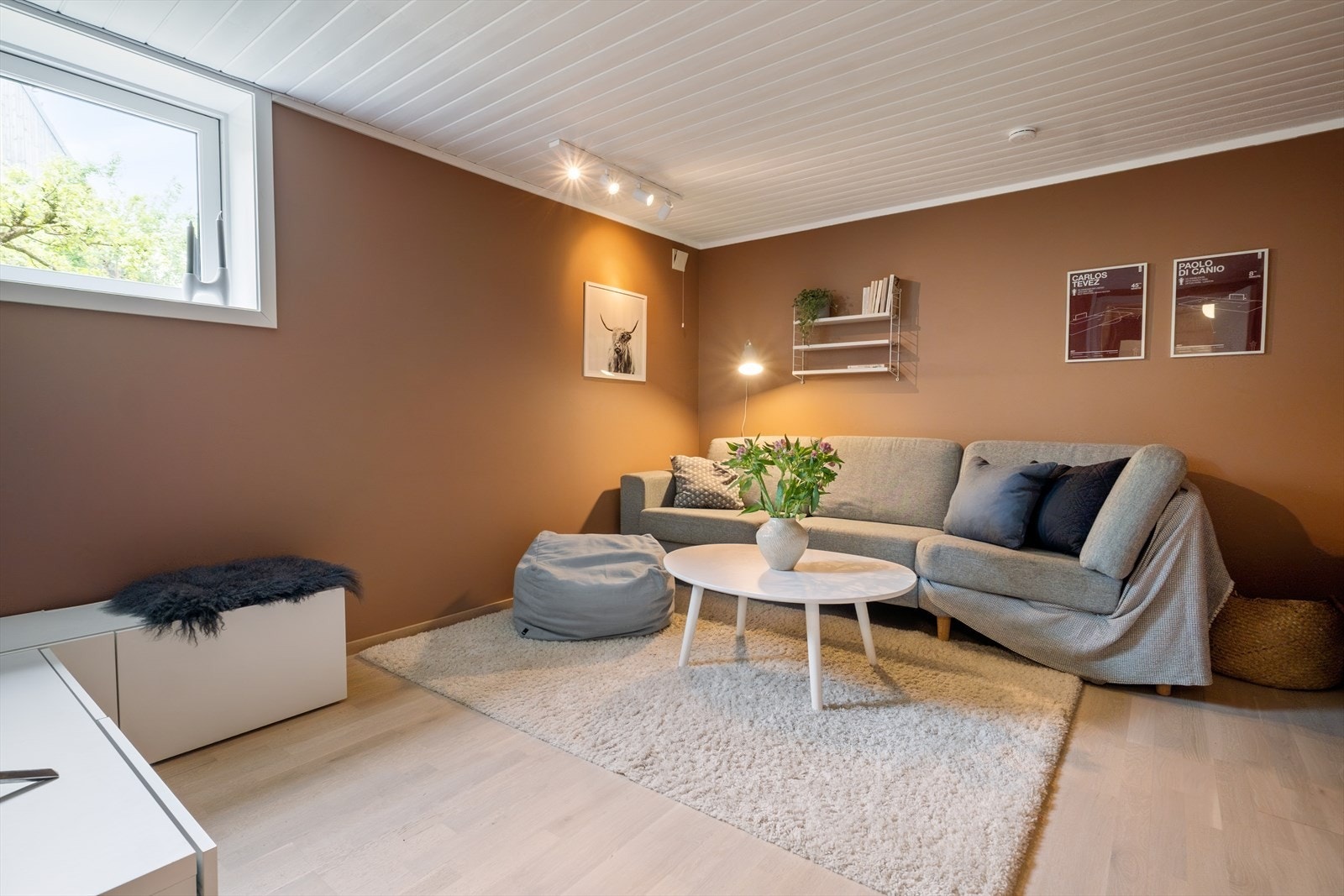 Praktisk og allsidig kjellerstue med parkett og varme gulvet. Galleribilde