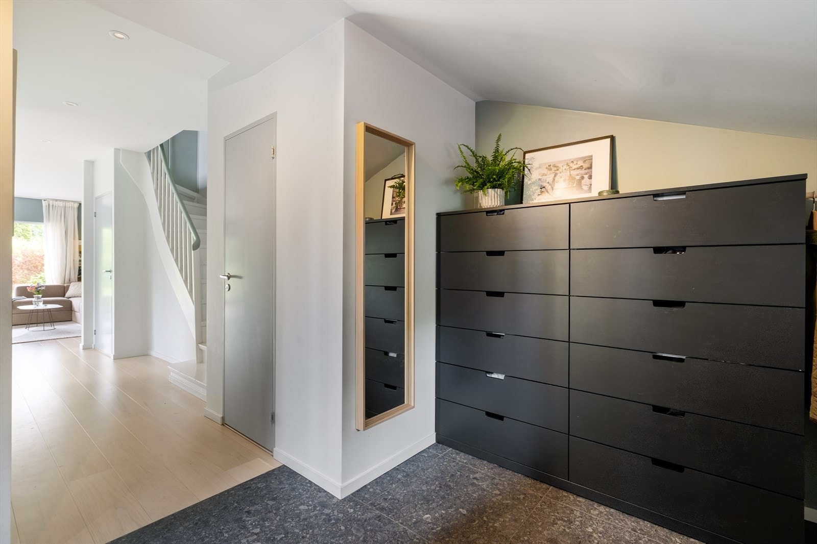 Gulvet er belagt med fliser, og det er vannbåren varme i gulv, som bidrar til god komfort året rundt. Galleribilde