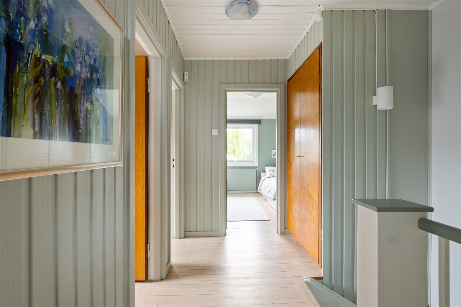 Mellomgang i 2. etasje med store, innbygde skap og adkomst til soverom og bad. Loftsluke i taket. Galleribilde