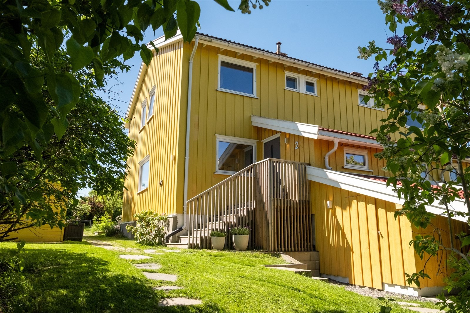 Påbygget inngangsparti med utvendig bod. Galleribilde