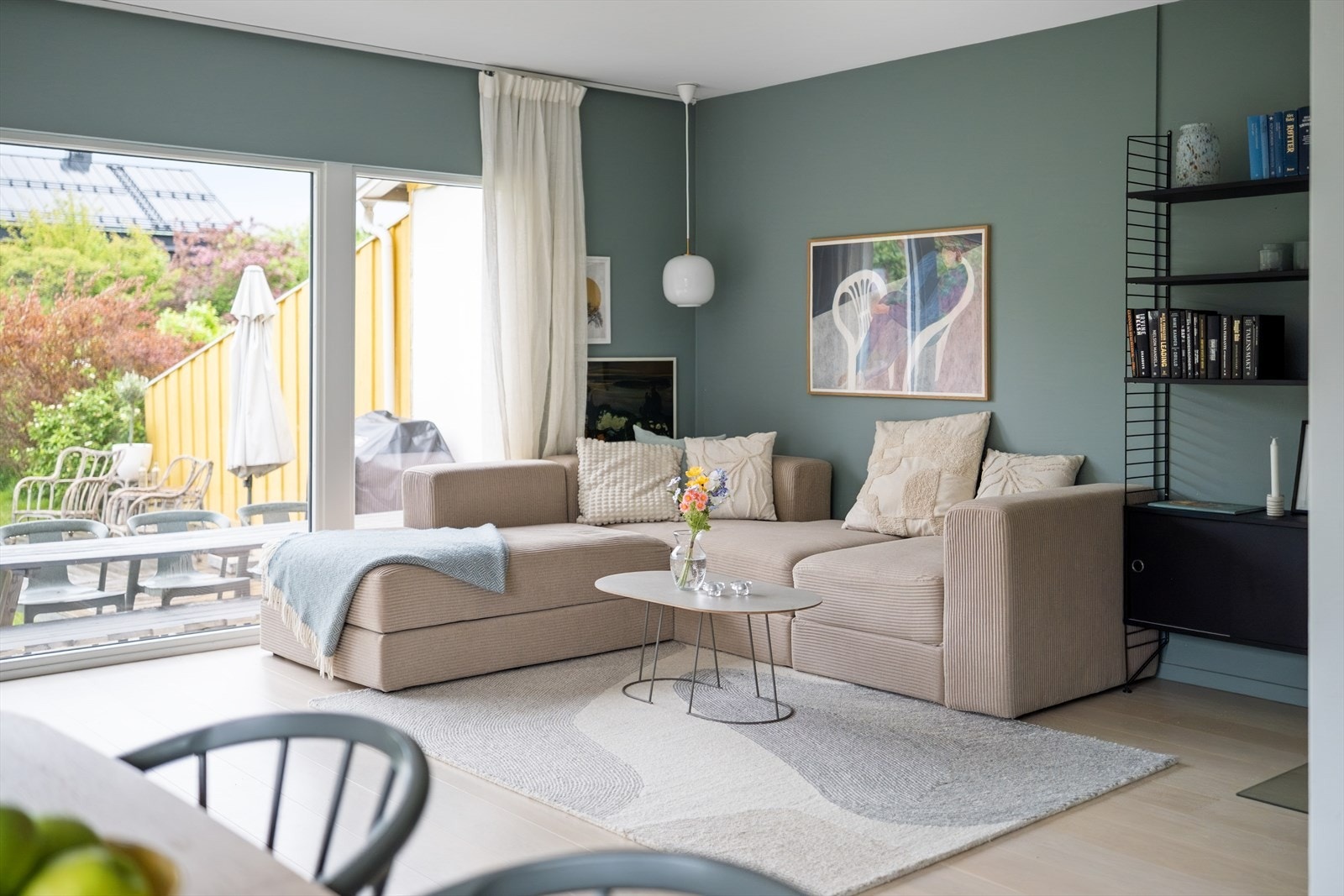 Store vindusflater slipper inn rikelig med naturlig lys og gir rommet en luftig og behagelig atmosfære. Galleribilde