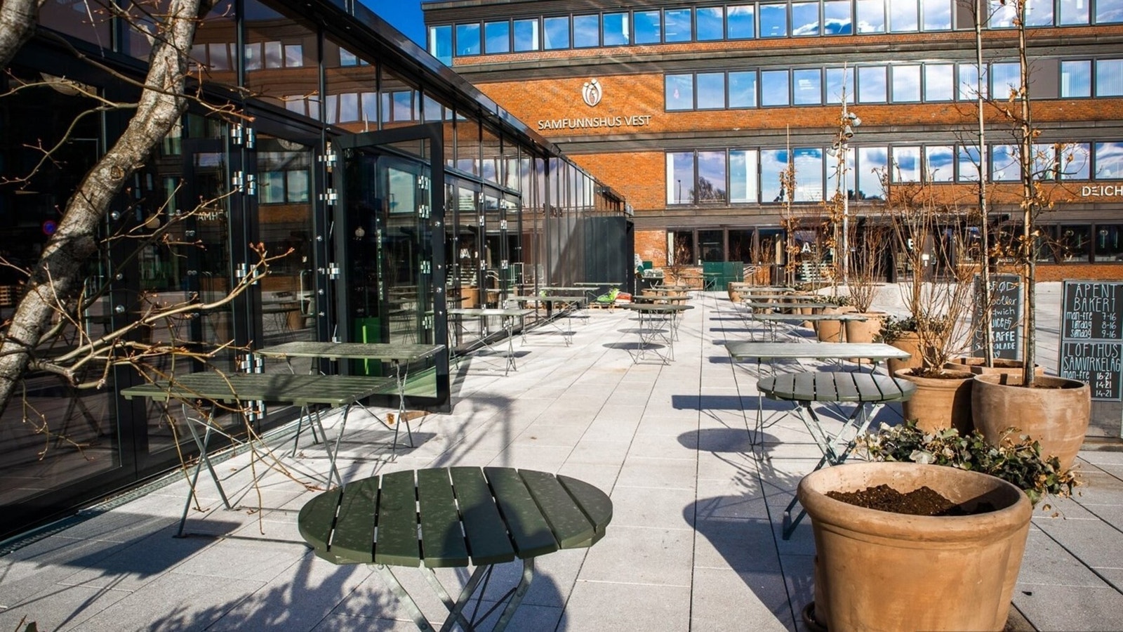 Røa sentrum har mye å by på med et bredt utvalg av butikker, hyggelige kaféer, restauranter og øvrige servicetilbud. Galleribilde
