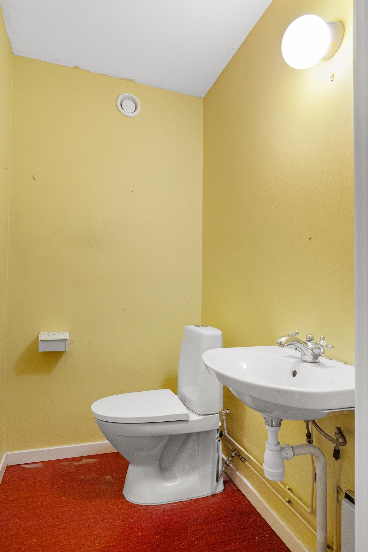 Toalettrom med wc og servant. Galleribilde