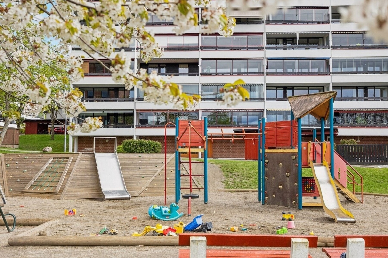 Det er flere lekeplasser på borettslagets fellesområder. Galleribilde