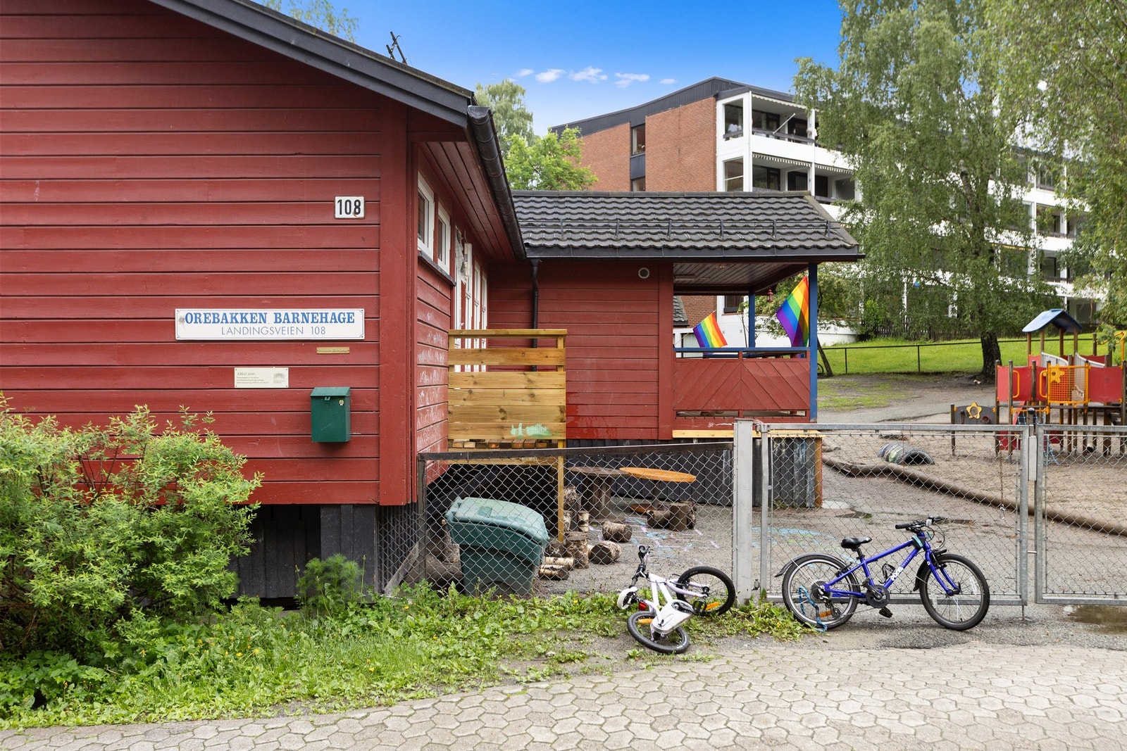 For barnefamilier er tilbudet svært godt med tre barnehager på borettslagets område, samt ytterligere 4-5 barnehager i kort gangavstand fra boligen. Galleribilde
