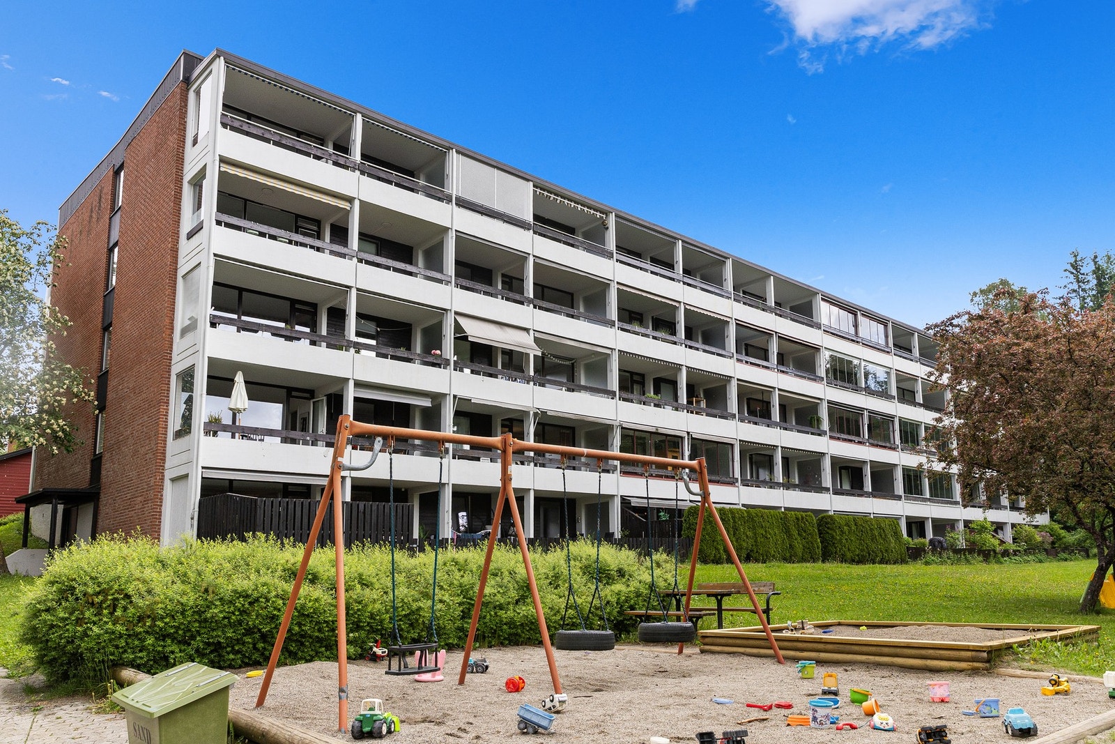 Fellestomten består av store, grønne og velholdte fellesområder med gressplener, trær, beplantning, lekeapparater, idrettsplass og flere hyggelige sittegrupper. Galleribilde