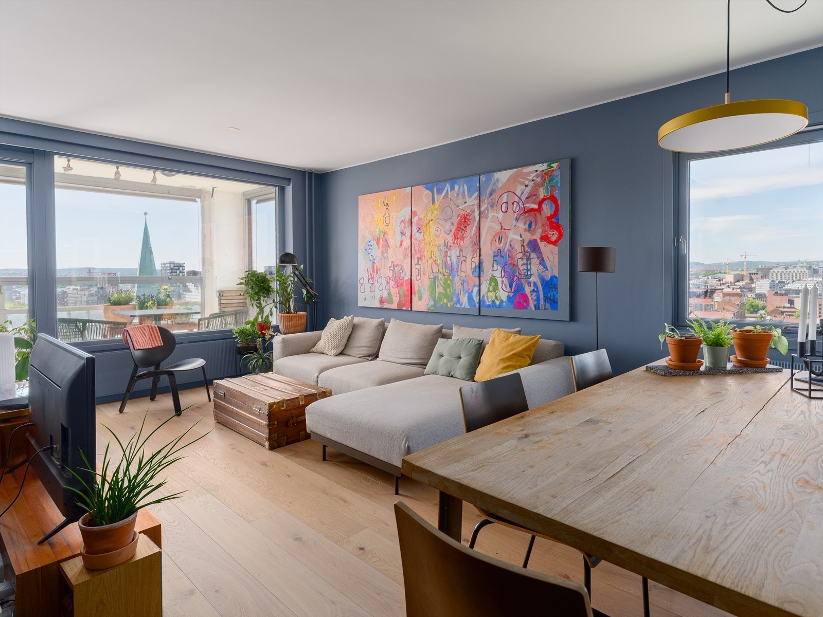 De store vinduene inviterer omgivelsene inn i rommet, og gir en herlig opplevelse av de fire ulike årstidene. Galleribilde