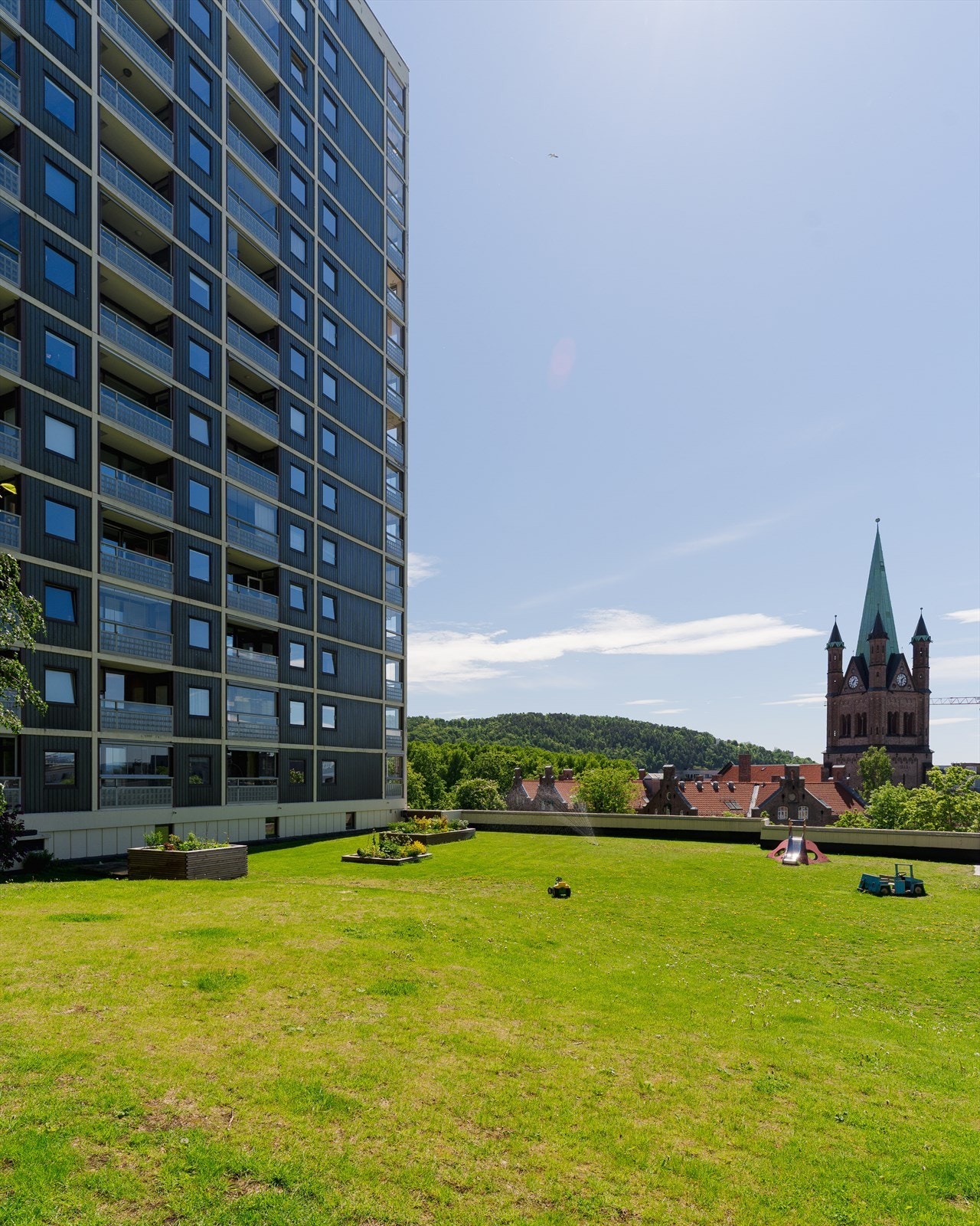 Her bor du i et populært og veldrevet borettslag med store, felles grøntområder, lekeplass, klatrevegg og plantekasser. Galleribilde