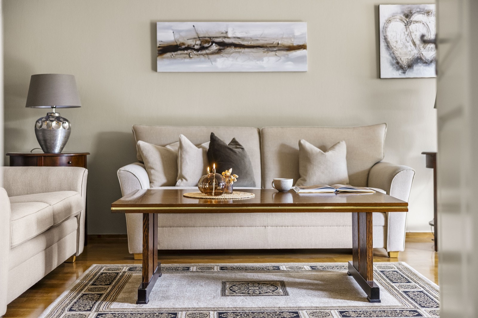 Stuen har parkett på gulvet og tapetserte vegger. Galleribilde