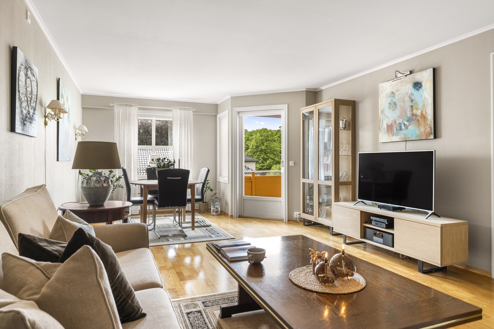Stuen har parkett på gulv og god plass til både sofagruppe og spisebord. Galleribilde