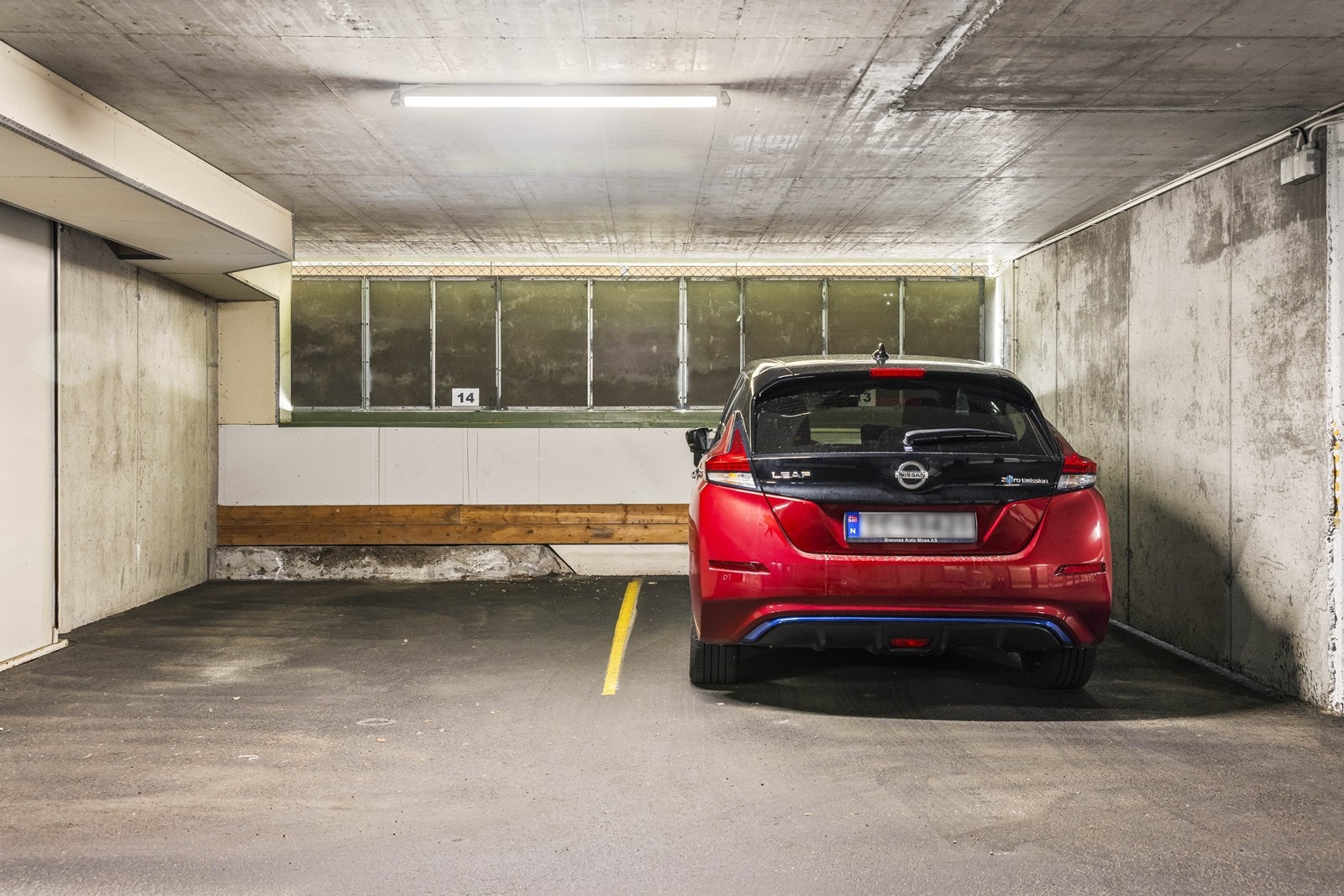 Det medfølger en fast parkeringsplass i felles garasjeanlegg i kjelleretasjen. Galleribilde