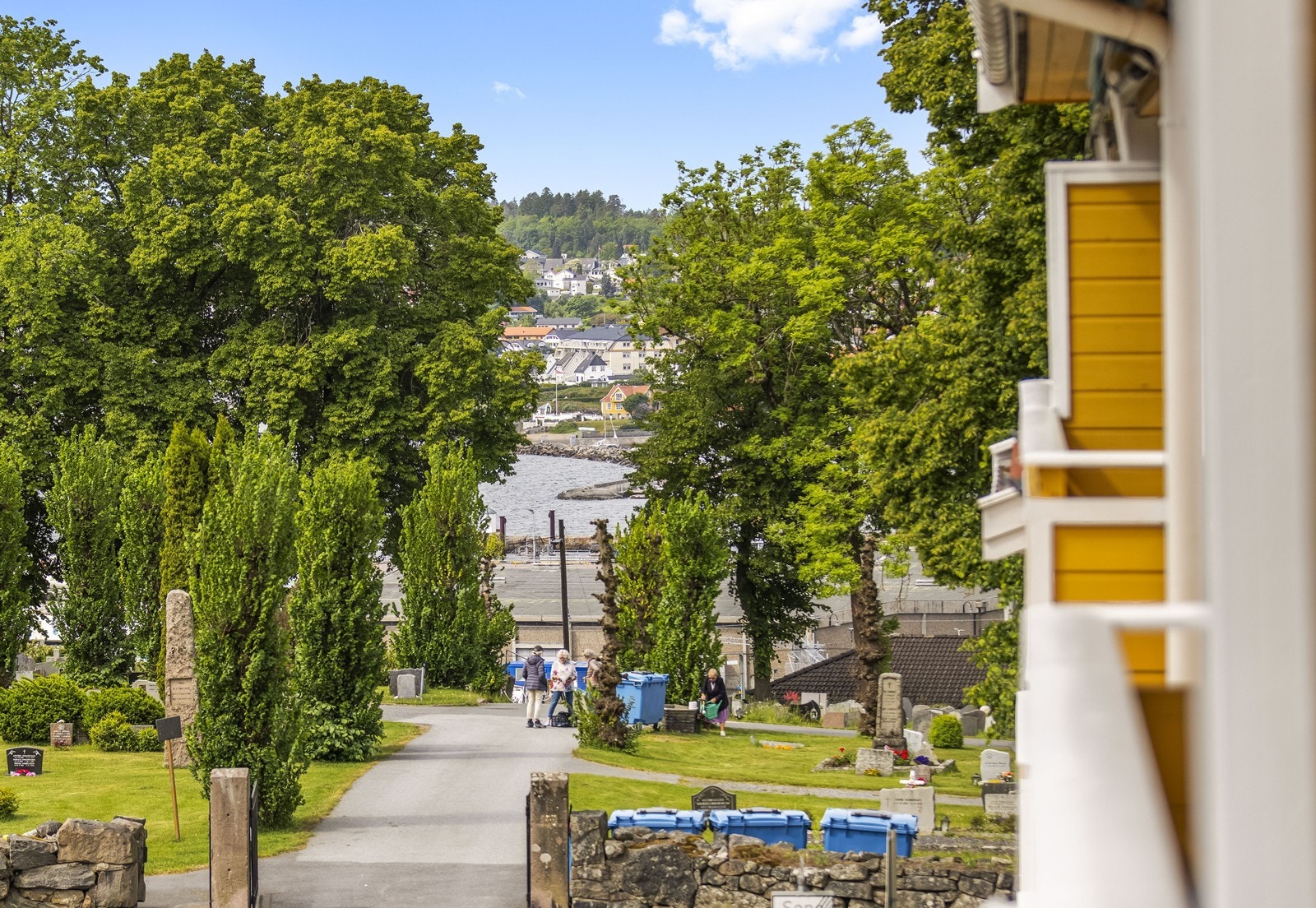 Fra balkongen er det utsyn mot nærområdet. Galleribilde