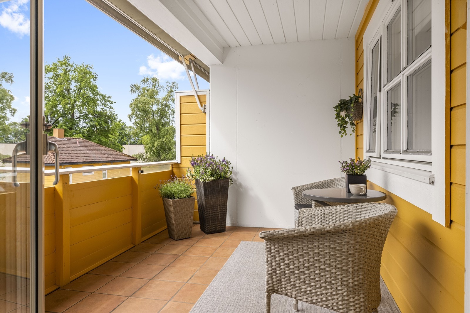 Balkongen har god plass til en sittegruppe og er skjermet med rekkverk i tre. Galleribilde
