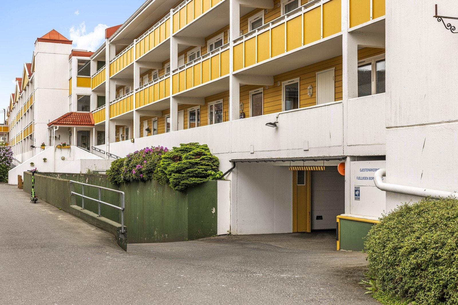 Enkel adkomst til garasjeanlegg og tilhørende kjellerbod på 7 m². Galleribilde
