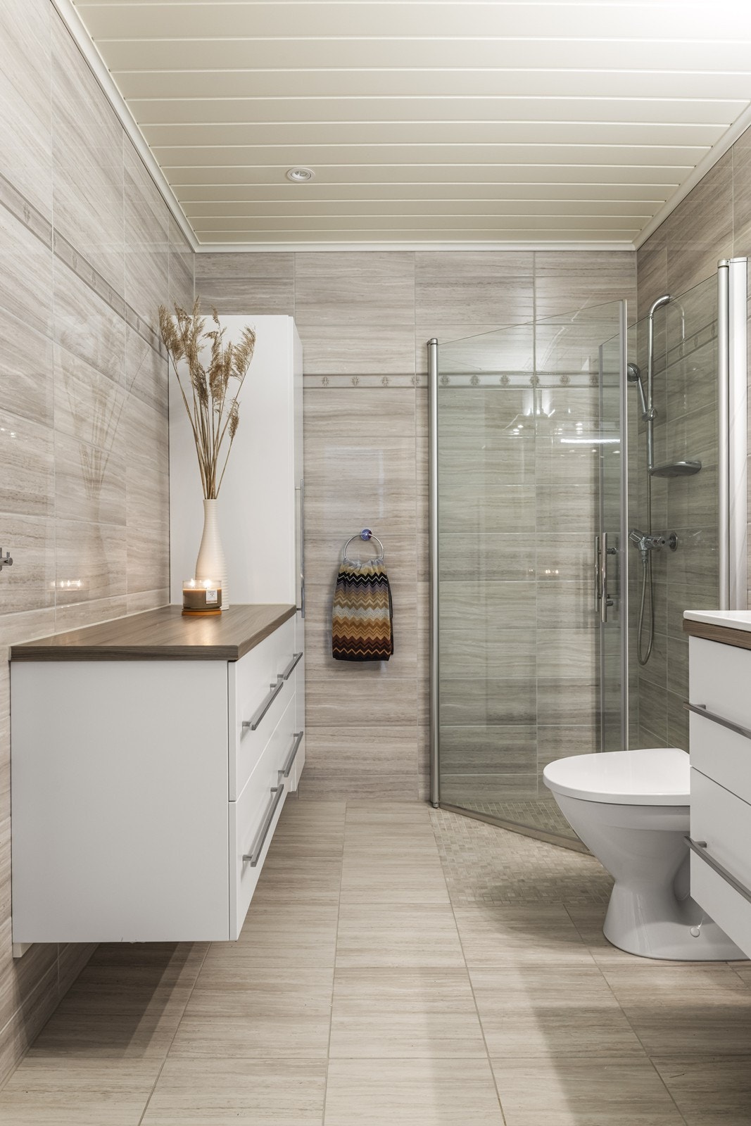 Badet ble oppgradert i 2015 med fliser på gulv og vegger, samt elektriske varmekabler i gulvet. Galleribilde